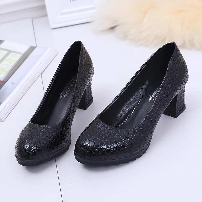 Женские туфли лодочки с модным рисунком новая весенняя женская обувь на