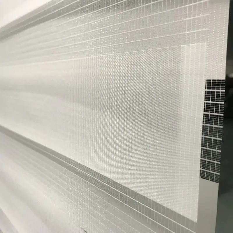 Полосатые жалюзи вертикальные двухслойные роликовые в слоновой кости оконные