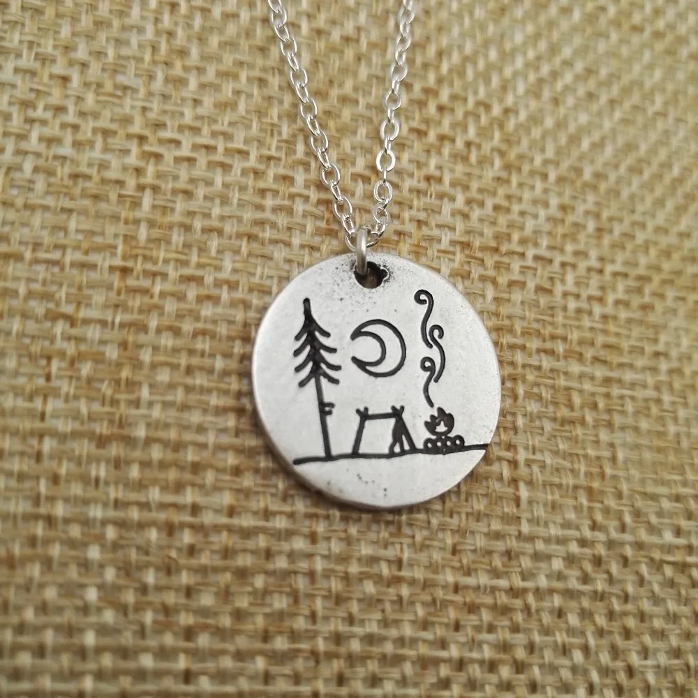 Прекрасный отдых под большой яркой Луны Кемпинг ожерелье на открытом воздухе