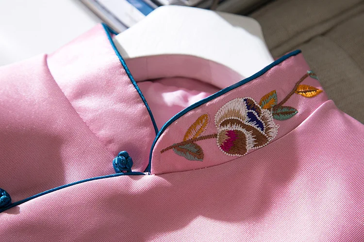 Розовый традиционный, для китаянок платье шелковый атлас Cheongsam Мини Сексуальная Qipao с вышитыми цветами; свадебное платье плюс Размеры