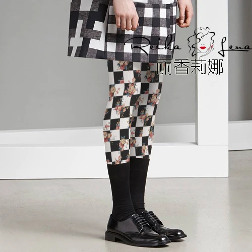 

Princess sweet lolita pantyhose Restoring ancient ways collocation of white and black squares European flower pantyhose LKW101