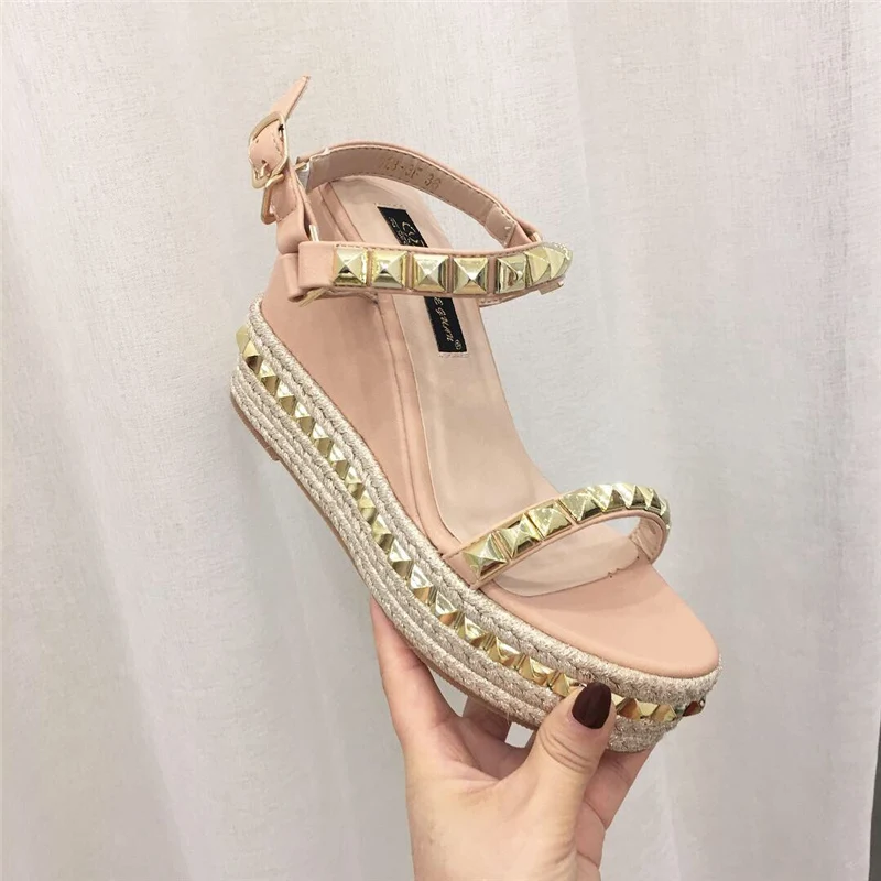 Сандалии женские на платформе с заклепками и открытым носком босоножки танкетке