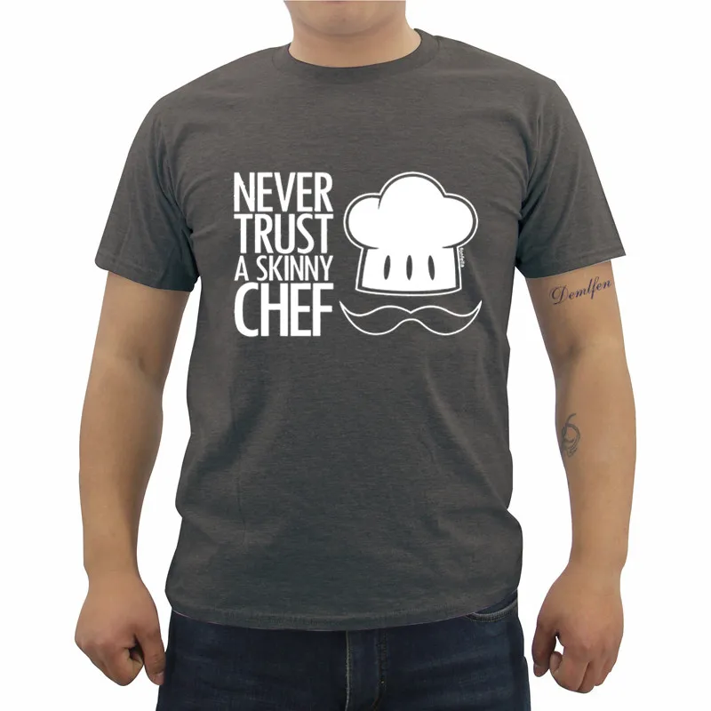 Dark gray Футболка с надписью «Never Trust A Skinny Chef» футболка с надписью «kitchen Cook» забавная футболка в подарок на день рождения Летняя мужская модная футболка повседневные футболки - Цвет: Dark gray
