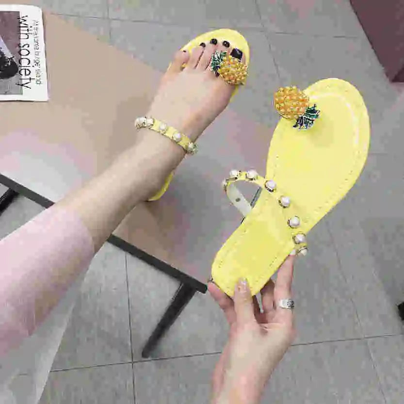 as the picture shown Г. женские летние шлепанцы новая Корейская версия милые сандалии на плоской подошве с открытым носком, украшенные ананасом и жемчугом вьетнамки - Цвет: as the picture shown