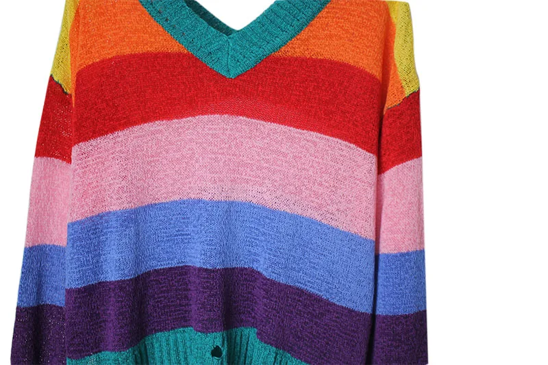 Женский свитер в полоску с треугольным вырезом | Женская одежда