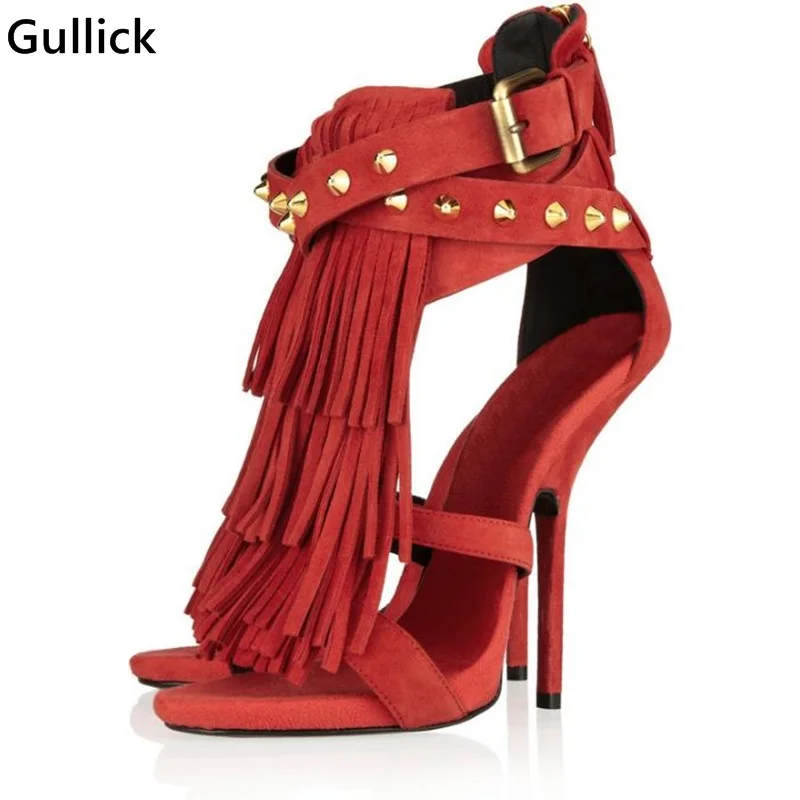 Сандалии на высоком каблуке с бахромой и золотыми заклепками красные фиолетовые