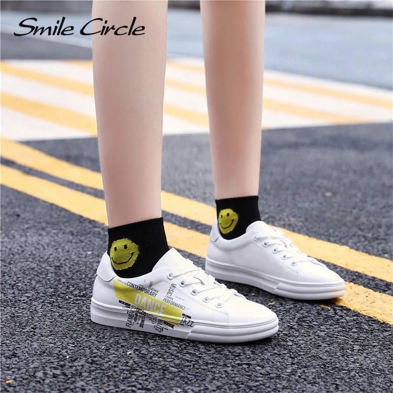 Белые туфли со смайликом женские кроссовки модные на плоской подошве с граффити