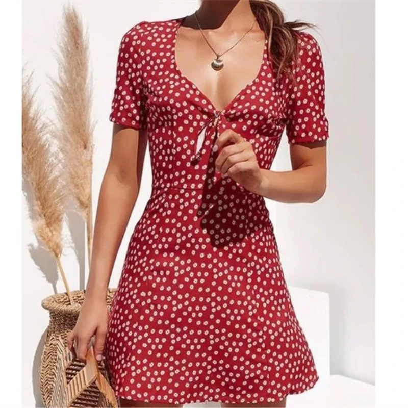 Женское платье в горошек винтажное мини с коротким рукавом и глубоким вырезом на