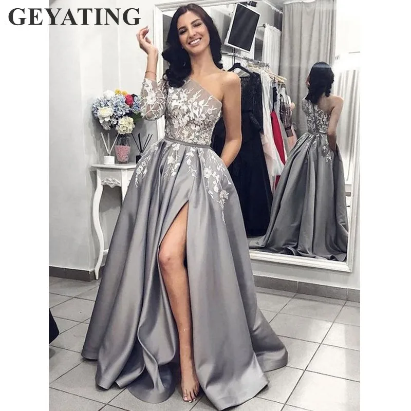 Серое атласное платье с длинным рукавом и карманом для выпускного вечера белое