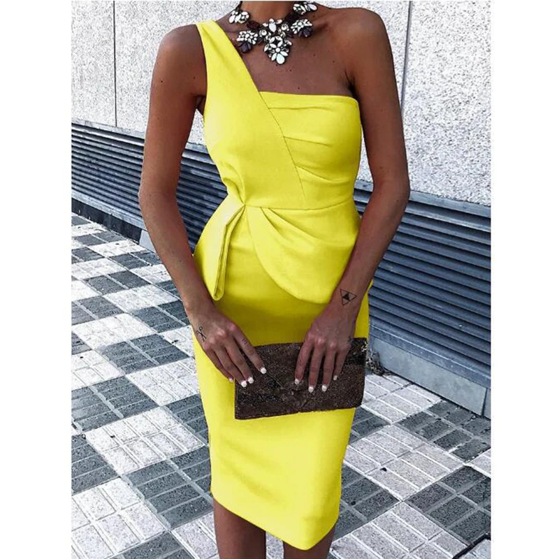 Женское вечернее платье на одно плечо желтое однотонное облегающее с рюшами лето