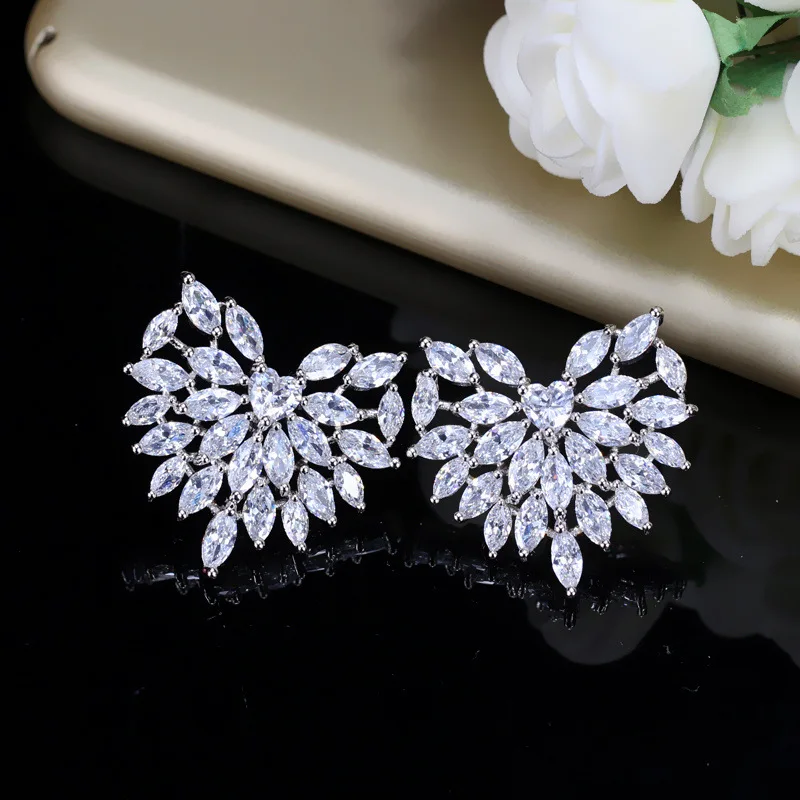 Женские серьги гвоздики в форме сердца с крупным кубическим цирконием