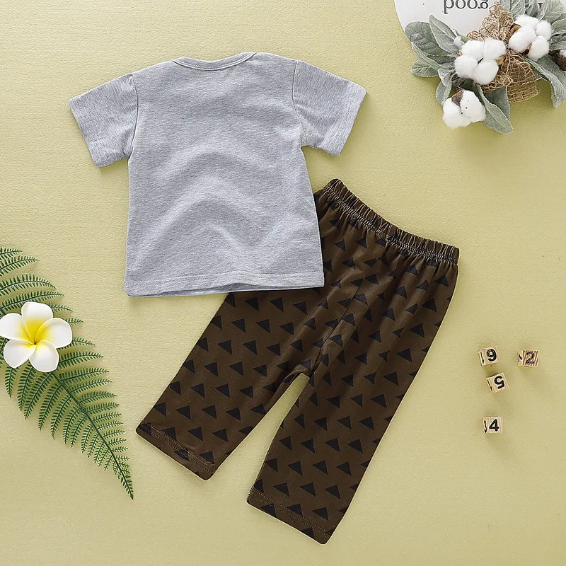 Комплект одежды для маленьких мальчиков серая футболка с буквенным принтом и