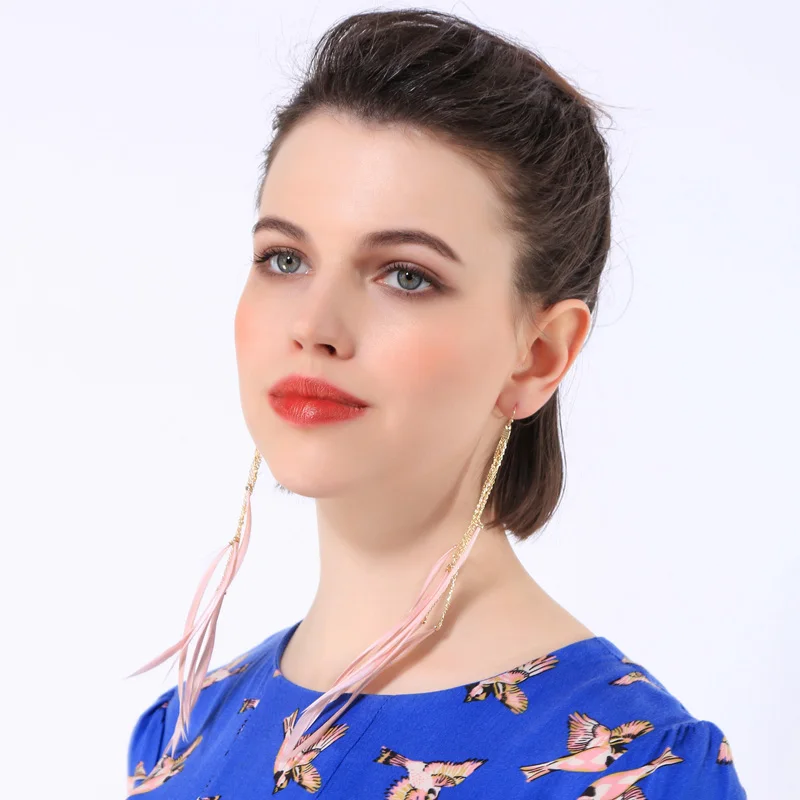 Оптовая цена милые серьги-подвески золотого цвета с черными и розовыми перьями