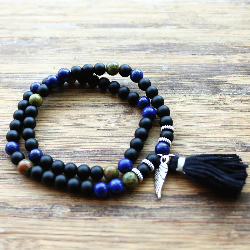 Бусина из натуральных камней с подвеской в виде крыла и кисточкой эластичные