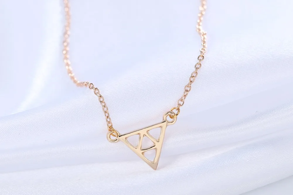 QIAMNI треугольное ожерелье крошечная геометрическая форма ожерелья для женщин