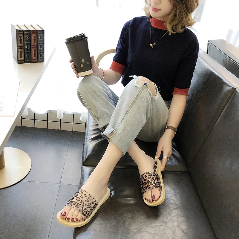 2019 Модные женские тапочки из ПВХ с леопардовым принтом летние шлепанцы на