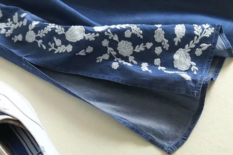 Длинное платье из джинсовой ткани с вышивкой коротким рукавом и треугольным