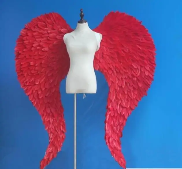 Черные крылья ангела демона, большие перья, модель, подиум, реквизиты, косплей, студийная фотография.