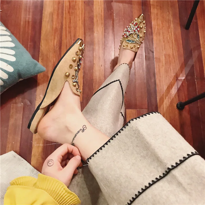 Женские шлепанцы с острым носком украшенные кристаллами заклепками и стразами