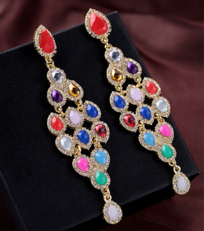 Яркие блестящие изысканные вечерние серьги яркого цвета с кристаллами в форме