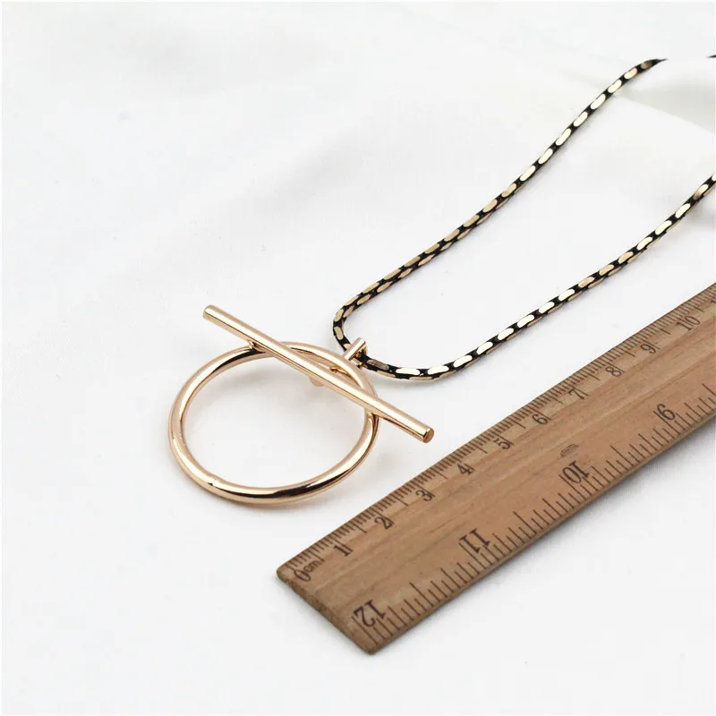 

Luxury Round Pendant Necklace Gold Wave Chain Big Circle Circle Pendant Long Necklace Women Jewelry Accessories Gifts
