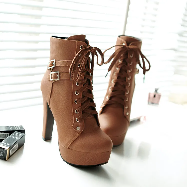 Осенние ботильоны на платформе с металлическим украшением и квадратным каблуком