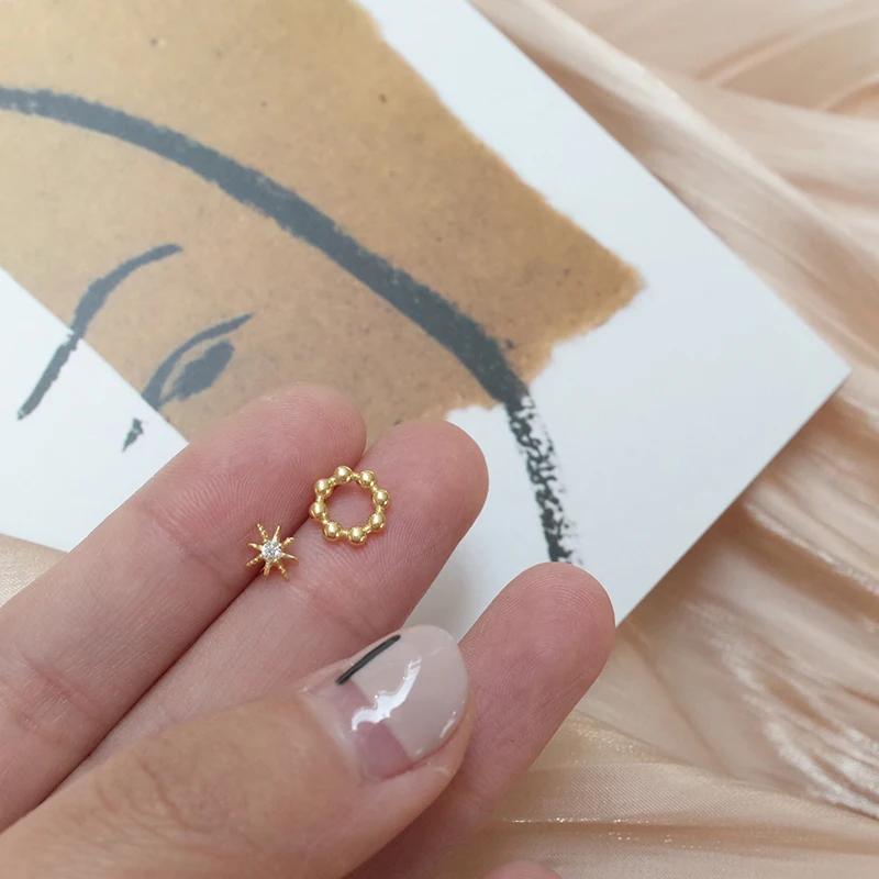 Женские миниатюрные серьги-гвоздики Peri'sbox простые круглые с золотыми бусинами