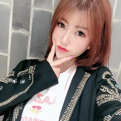 Женская приталенная куртка с заклепками длинным рукавом и отложным воротником