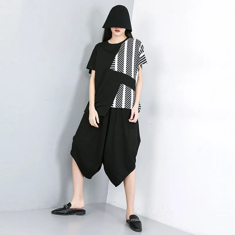 Женская футболка составного кроя черная в полоску с рукавами летучая мышь модель