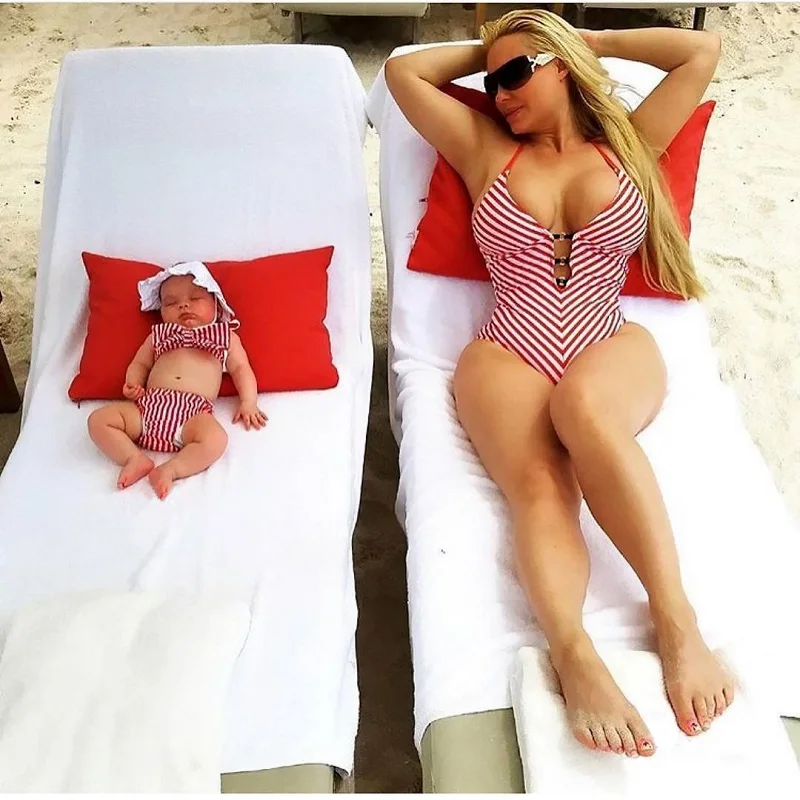Купальники mommy and me в полоску одинаковые Семейные комплекты для мамы и дочки
