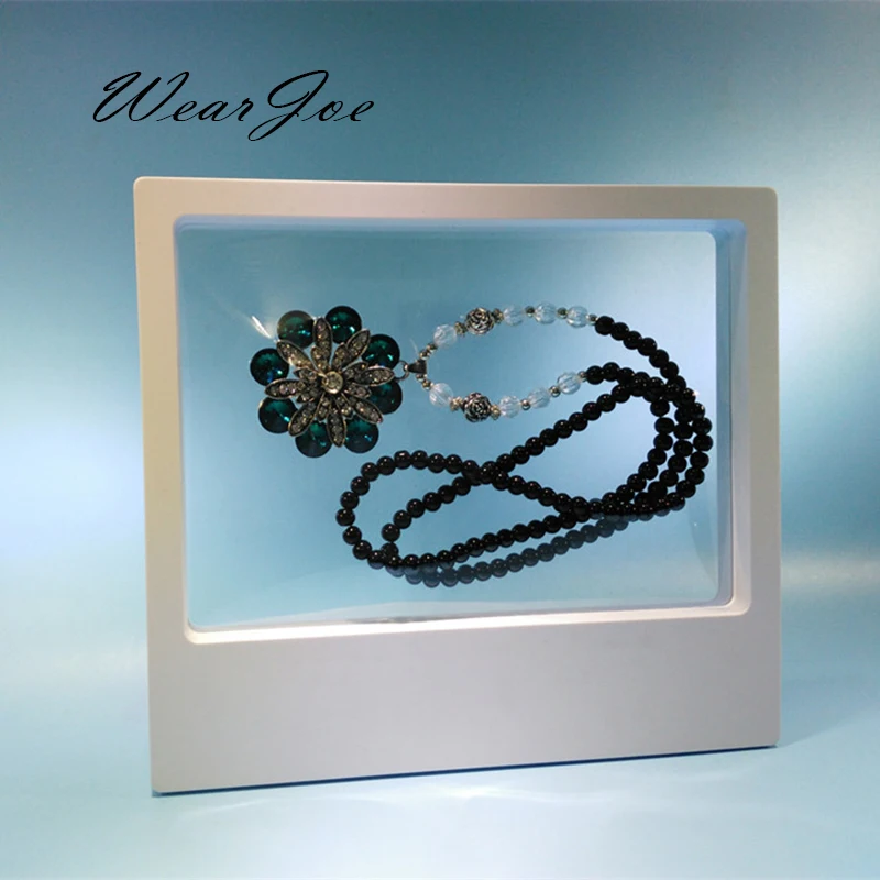 Многофункциональный комплект ювелирных изделий с эластичной мембраной витрины