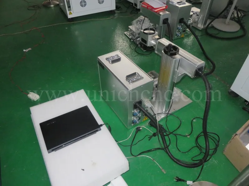 Простая в эксплуатации 20 Вт 30 50 волоконная лазерная маркировочная машина |