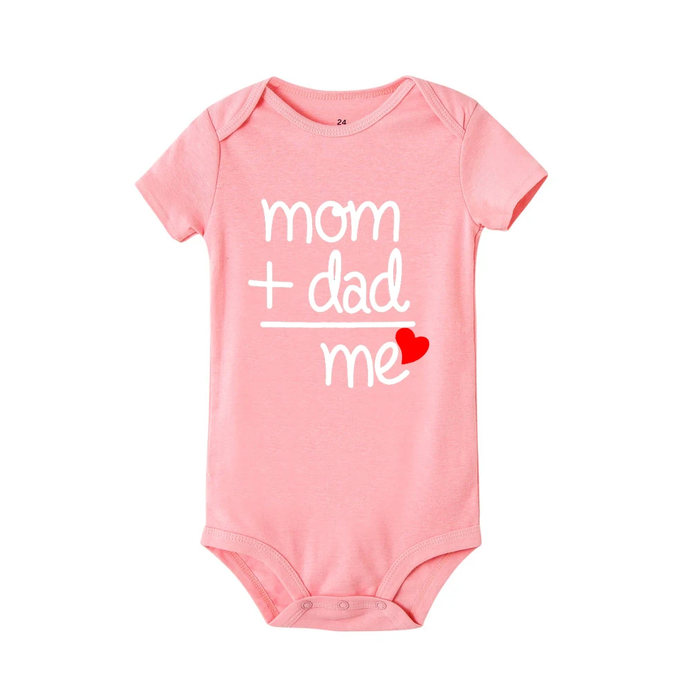 Летняя одежда для новорожденных с надписью «Mom Plus Dad equales Me»; хлопковый комбинезон для маленьких мальчиков и девочек; Забавный милый комбинезон; одежда для малышей