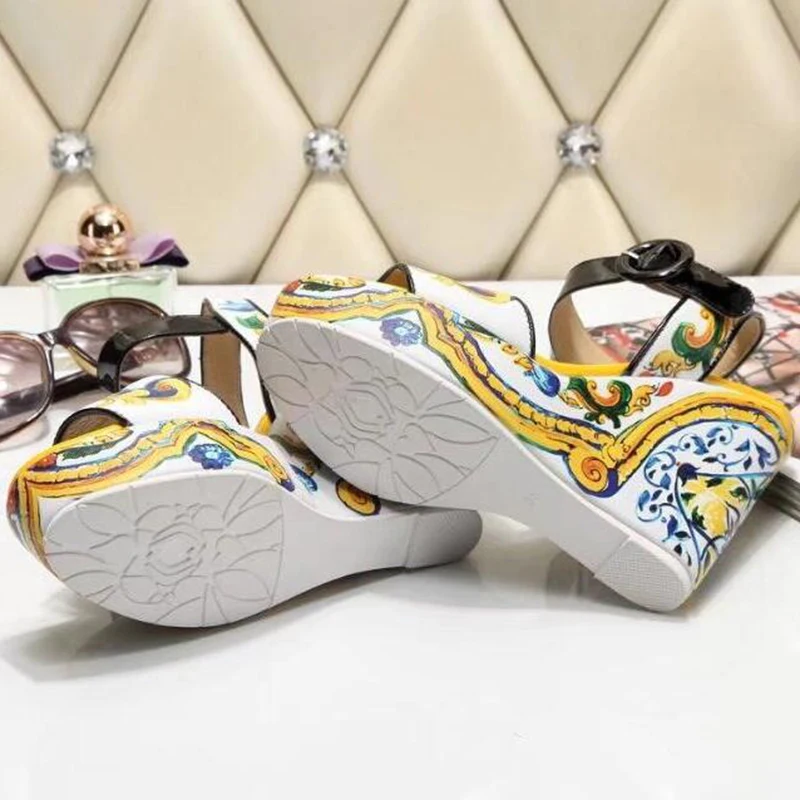 Женские желтые босоножки на платформе с открытым носком разноцветный цветочный