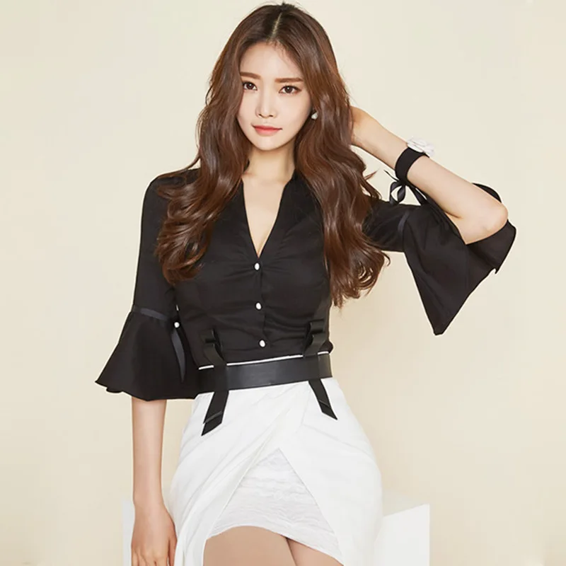 Тонкая женская блузка черного цвета с расклешенными рукавами рубашка воротником