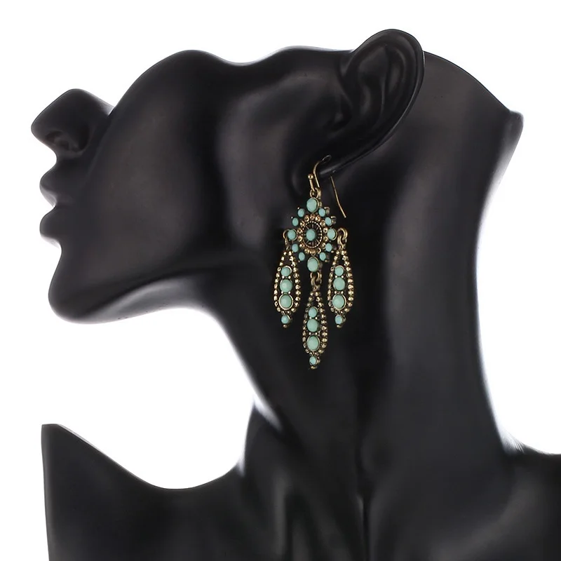 Женские серьги подвески в богемном стиле с зелеными и белыми бусинами большие