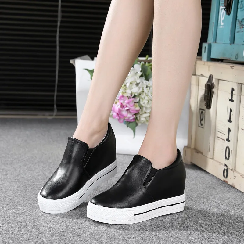 Женские кроссовки на танкетке и платформе черные кожаные лоферы с круглым носком
