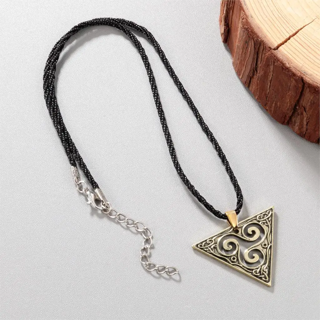 Винтажное ожерелье с треугольным кулоном Kinitial в стиле ретро со спиралью для