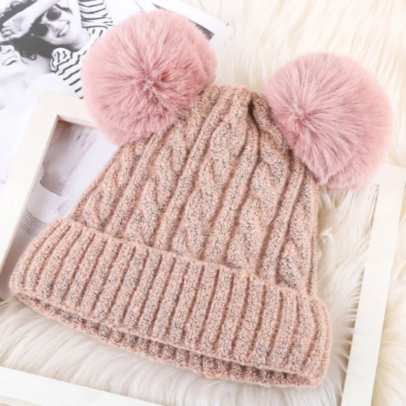 Женская зимняя шапка с двумя искусственными помпонами из кроличьего меха