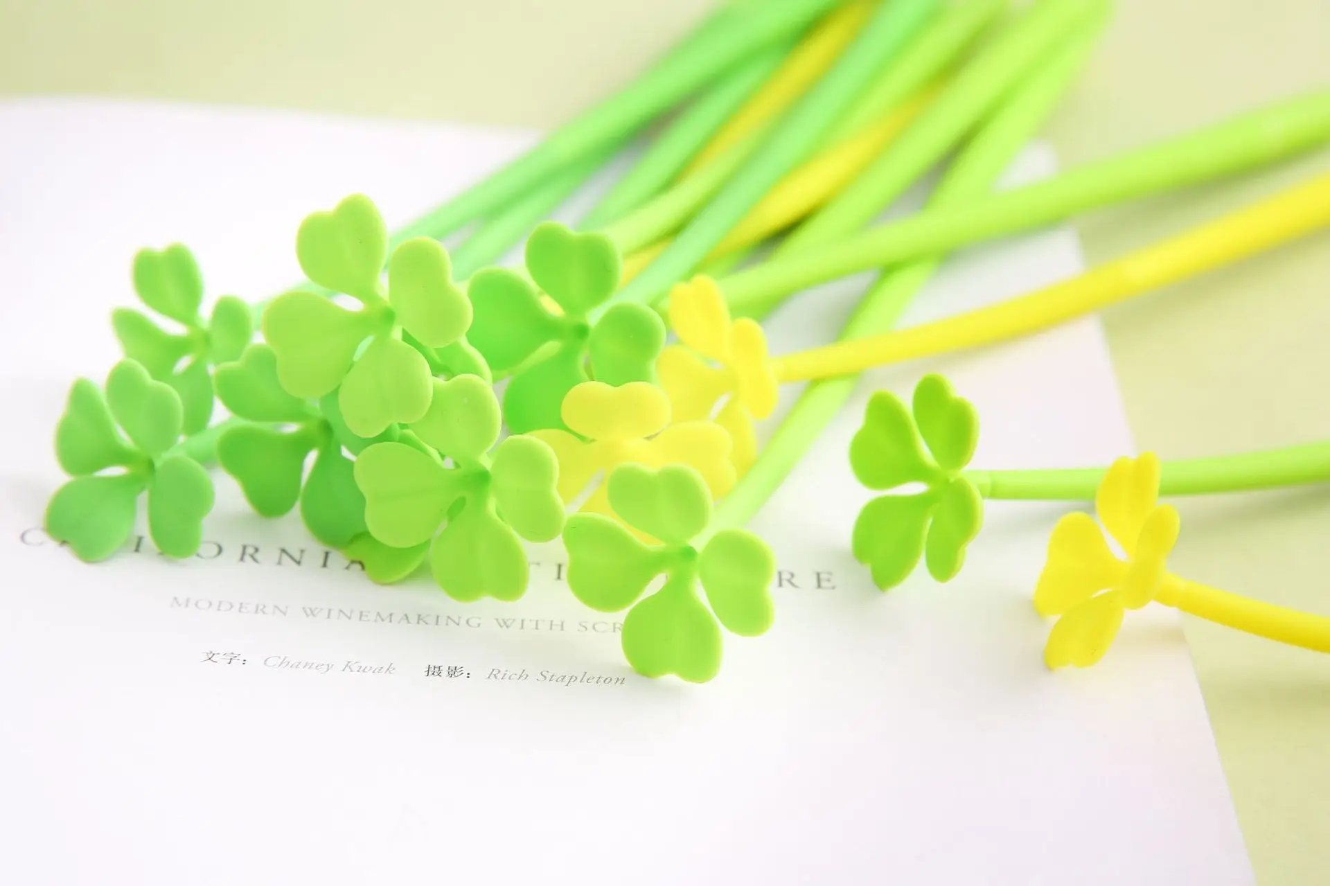 1 шт. мягкая гелевая фосфоресцирующая Черная гелевая ручка Lucky Clover серии креативные канцелярские милые подарки - Цвет: black