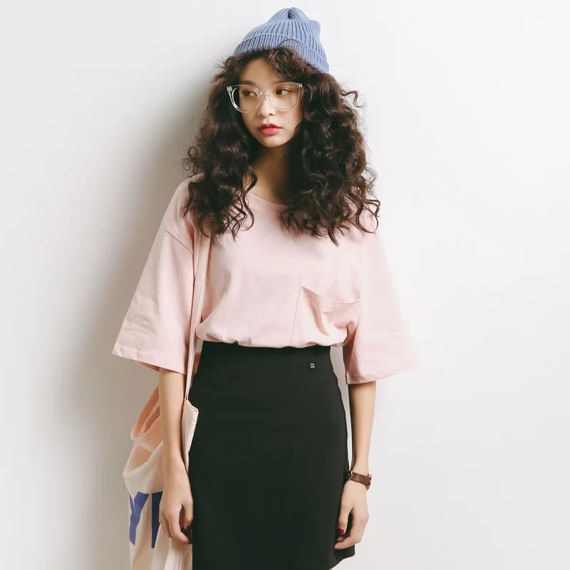 Женская хлопковая футболка с коротким рукавом круглым вырезом и карманами |