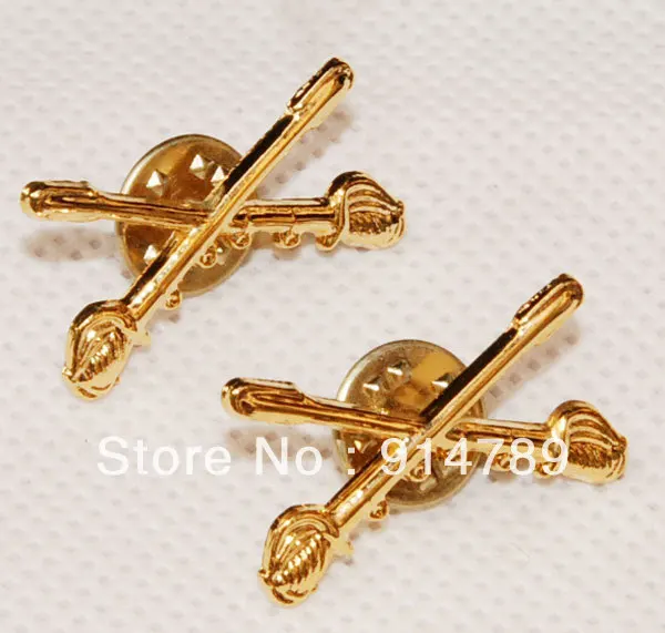 

PAIR OF WW2 US ARMY CAVALRY SWORDS METAL BADGES PIN -32137