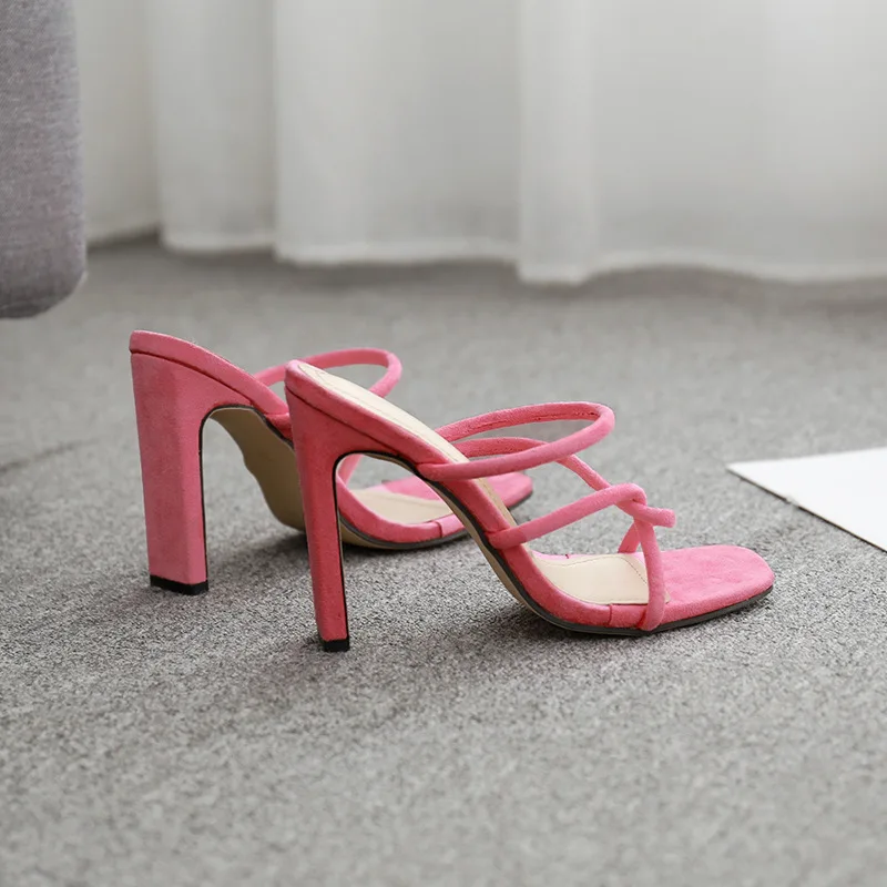 Женские шлепанцы с открытым носком летние из флока на высоком квадратном каблуке