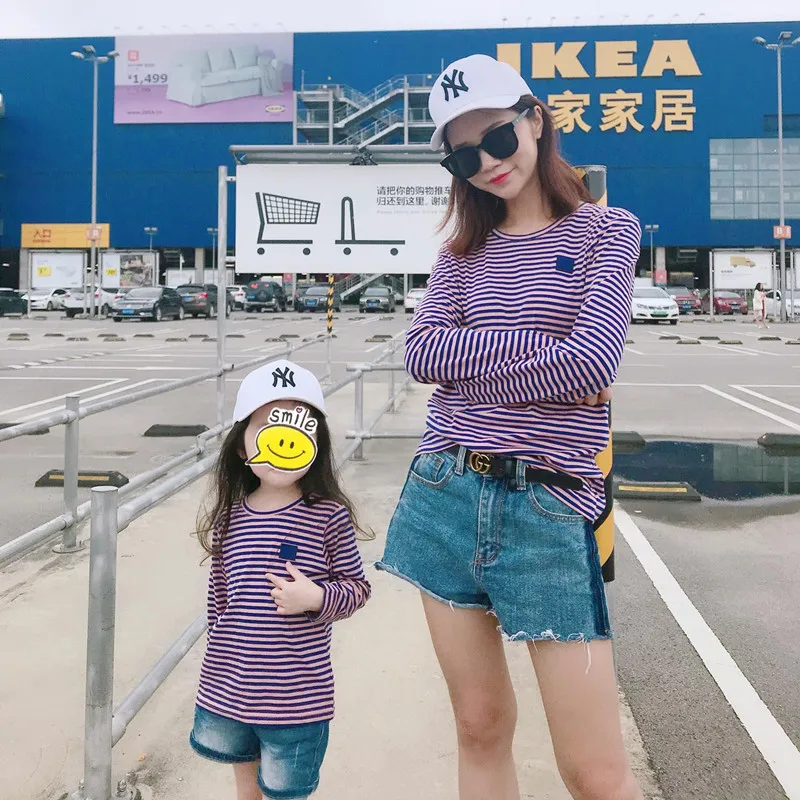

Летние рубашки в полоску для мамы и дочки, одинаковые комплекты для семьи, одежда для малышей «Мама и я», Осенний топ с длинными рукавами, фут...