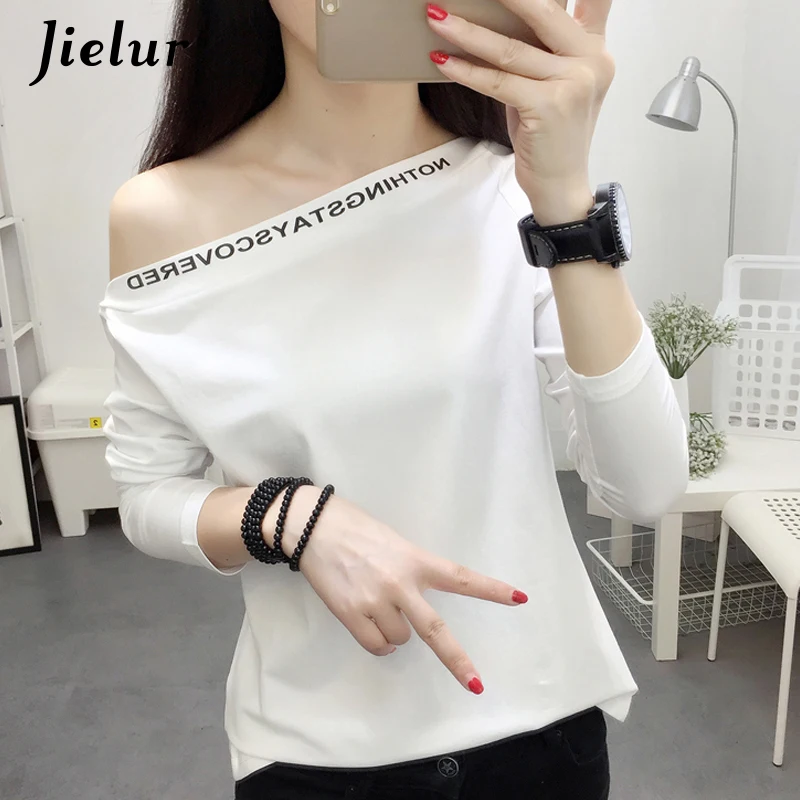 Jielur Skew воротник одноцветная футболка с буквенным принтом и длинным рукавом