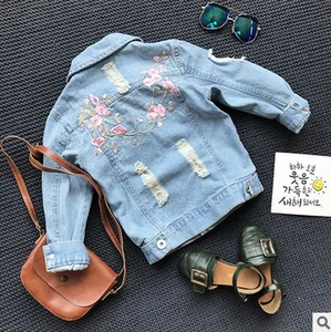 Джинсовая куртка с дырками для маленьких девочек; Новинка 2021 года; Детское пальто с вышитыми цветами; Детская джинсовая одежда