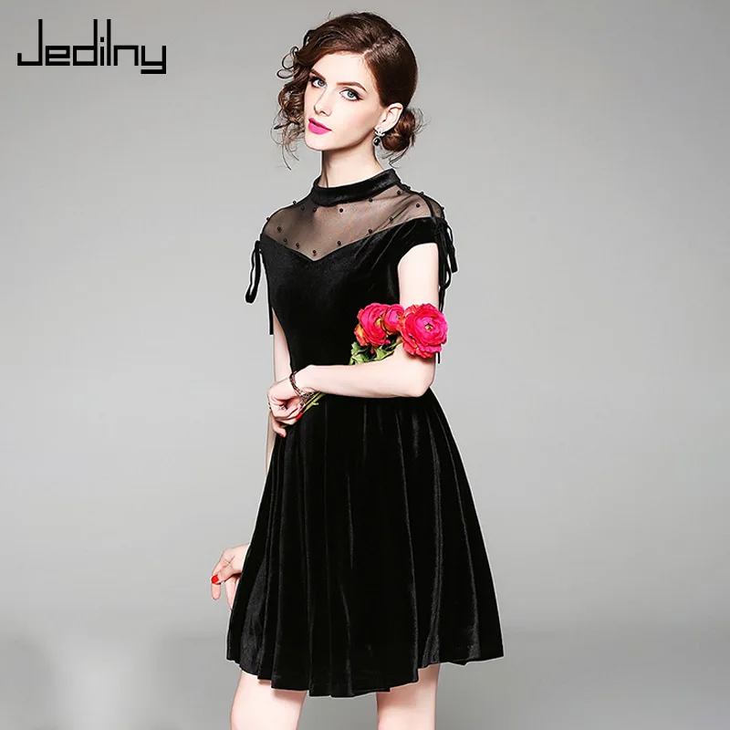 Женское бархатное платье с круглым вырезом и коротким рукавом элегантное