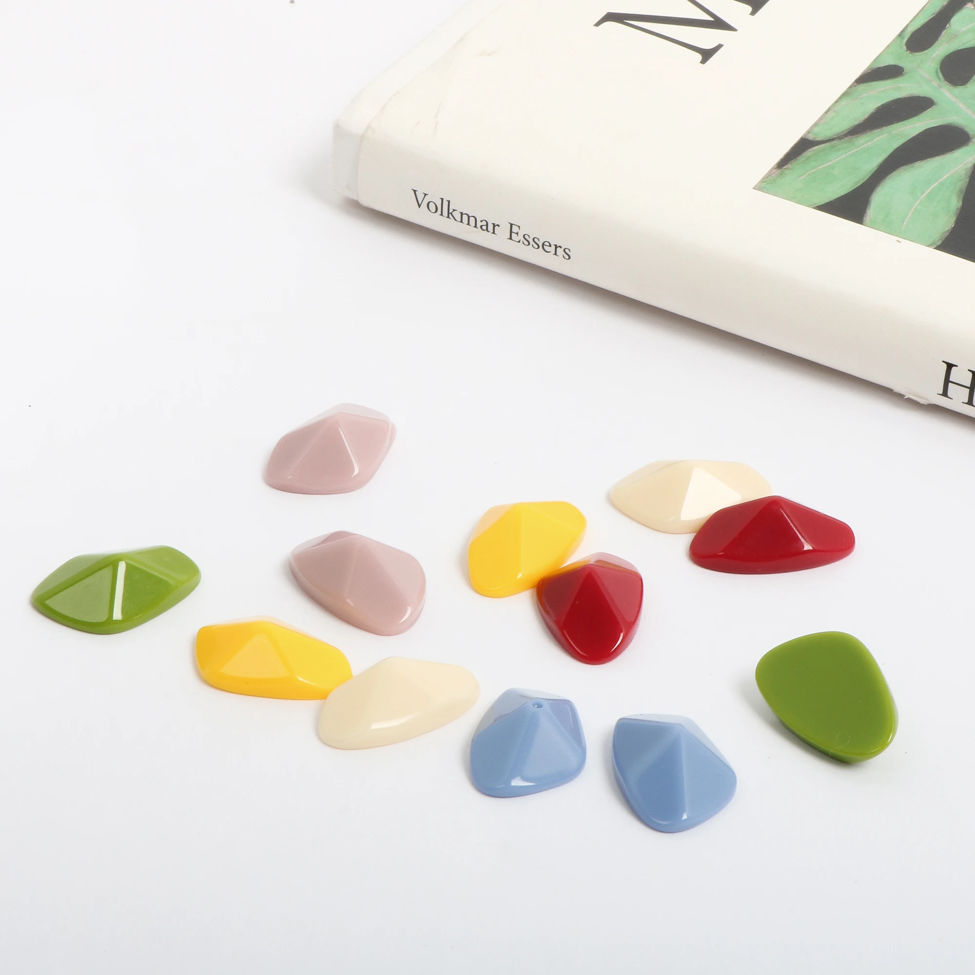 50 шт./лот цветные геометрические нерегулярные треугольные бусины из смолы с