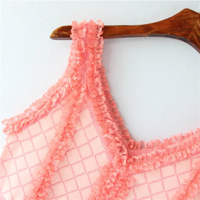 Женское трикотажное платье розовое на тонких бретельках в Корейском стиле