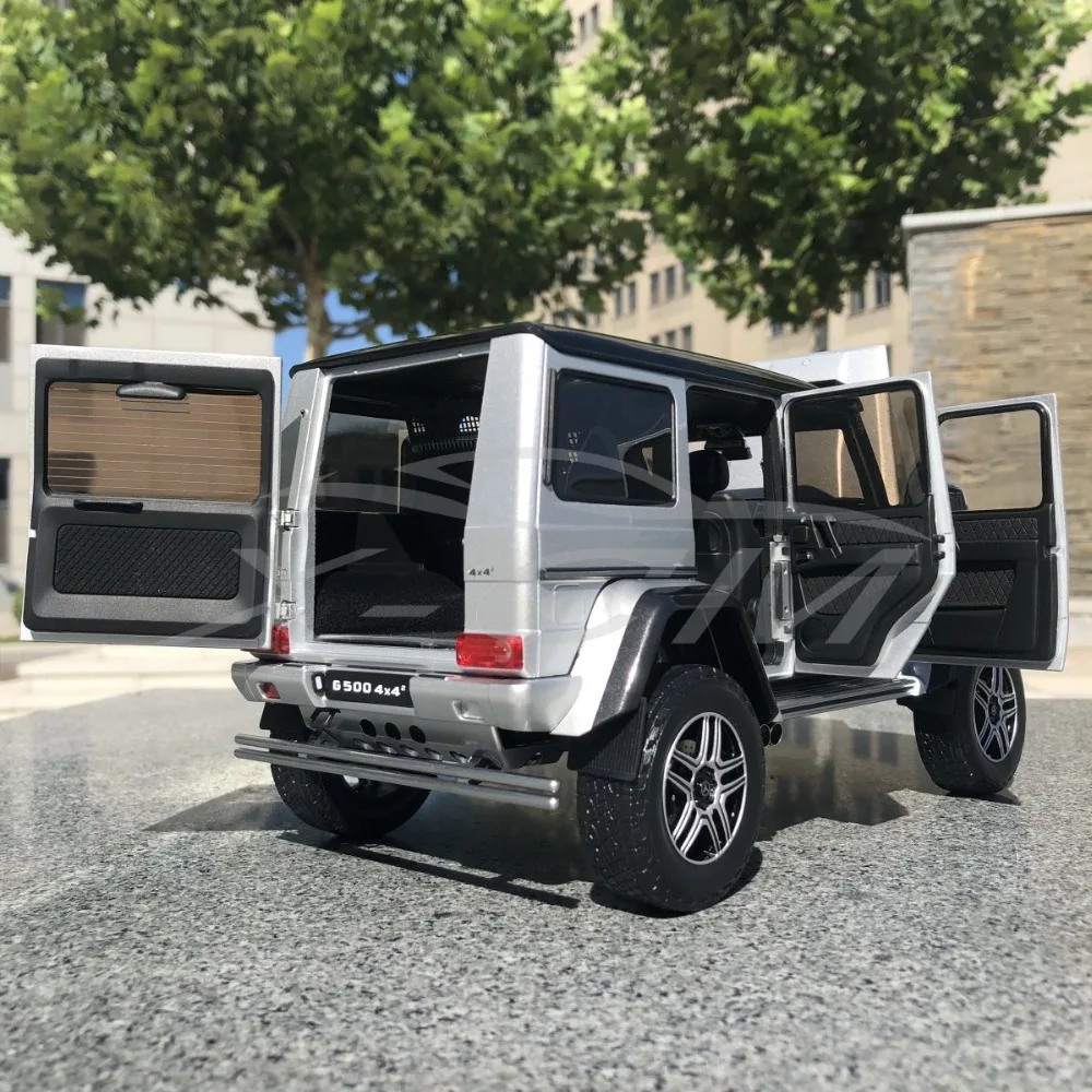 Литая модель автомобиля почти настоящая для G-Class 4x4(серебро) 1:18+ маленький подарок